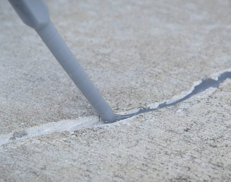 潍坊混凝土裂缝处理施工时是有技巧的，固定宽混凝土裂缝的秘诀是在裂缝的侧面进行底切以使其呈现倒“V”形状。